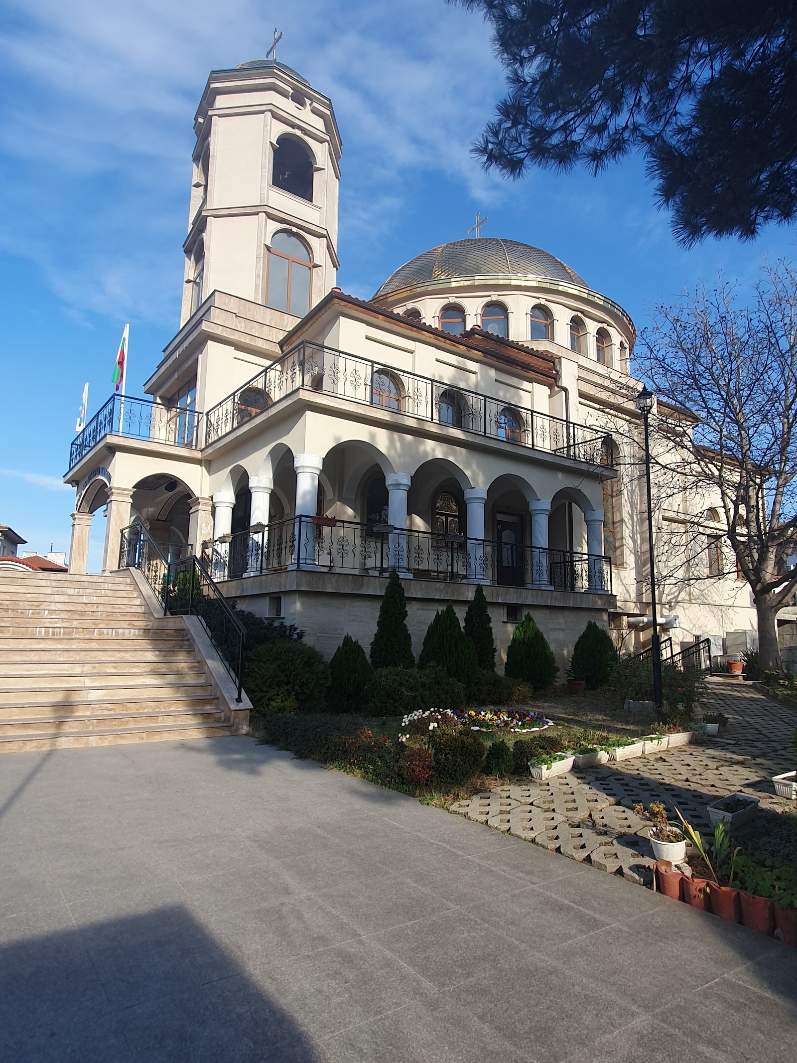 Храмът