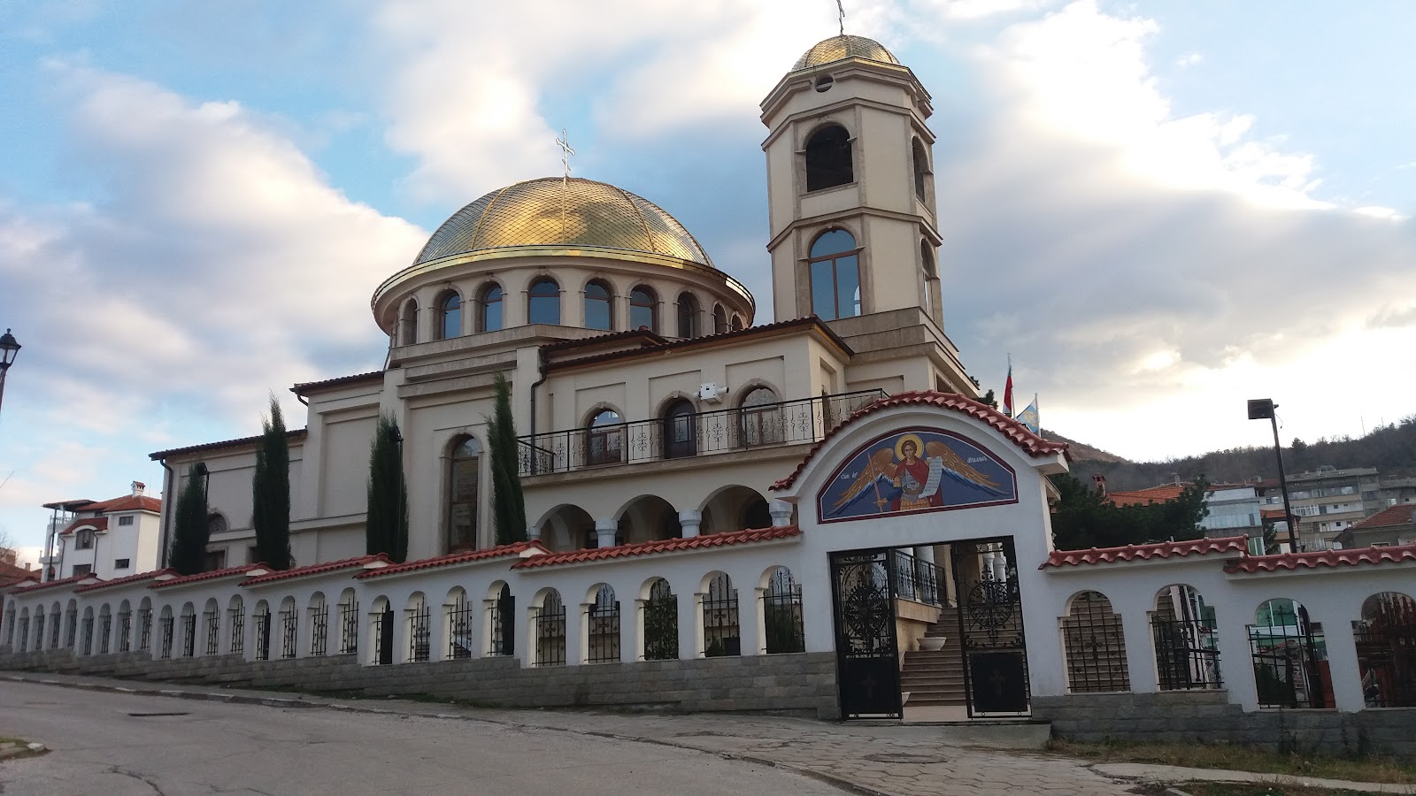 Храмът със златния купол и входната порта