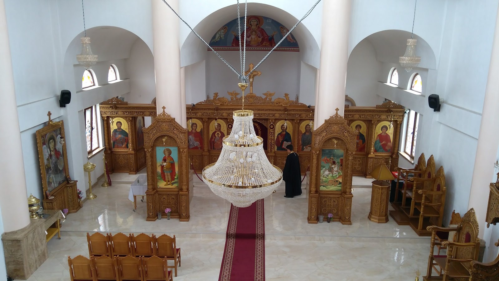 Вътрешност на храма с иконостас